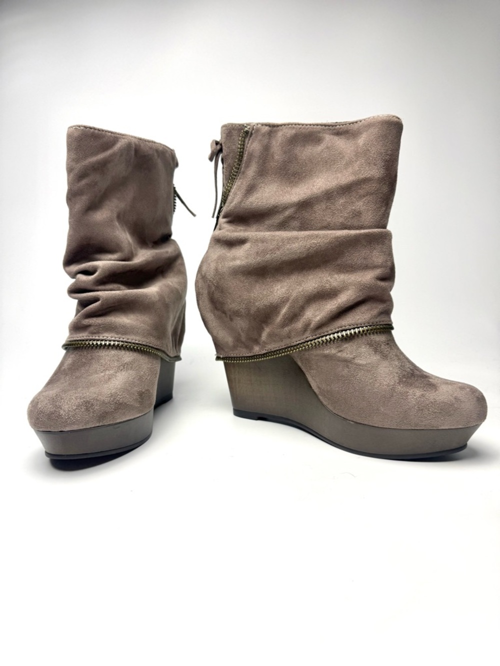 Women’s Size 7.5 Taupe Wedge Ankle Boots Slouchy Zip Accent - Picture 3 of 10